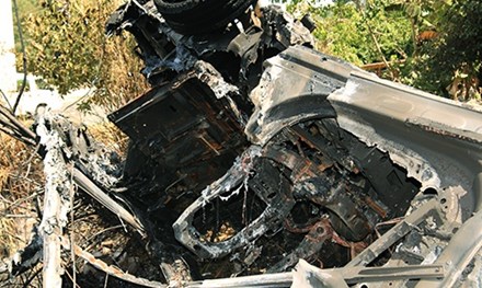 Sau khi gặp tai nạn và bốc cháy, chiếc xe chỉ còn trơ lại khung sắt.